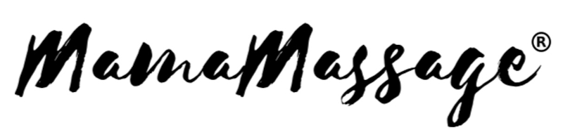 Mamamassage logo on valkoinen suorakaiteen muotoinen laatta, johon on kirjoitettu mustalla kaunokirjoituksella mamamassage